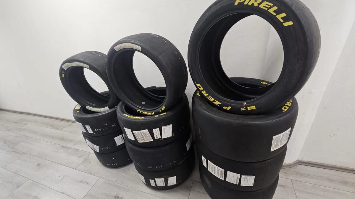 Pneus slick PIRELLI P-ZERO neufs – Compétition / Circuit